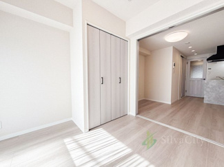 【子供部屋】 | モアエミネンス西新宿 | 洋室からダイニングキッチン　※現地には家具の配置はございません