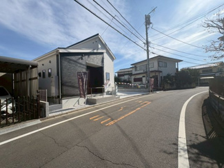 【前面道路含む現地写真】 | 坂戸市鶴舞1丁目　新築分譲　東武越生線『一本松駅』徒歩12分　【浅羽野小学区】