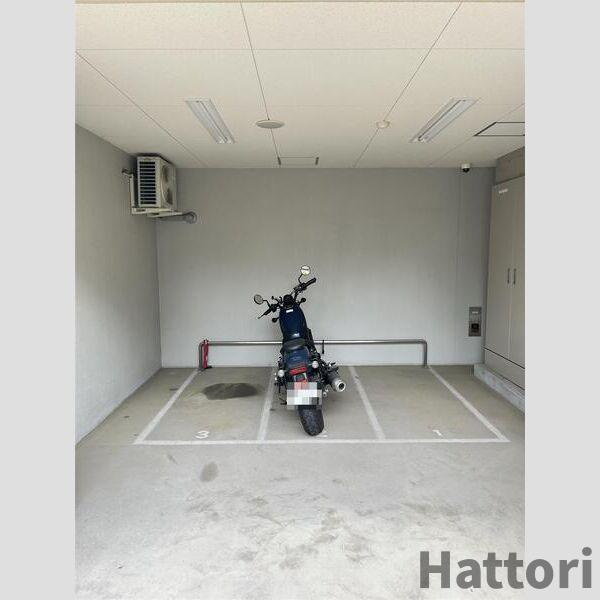 S-RESIDENCE江坂の駐車場