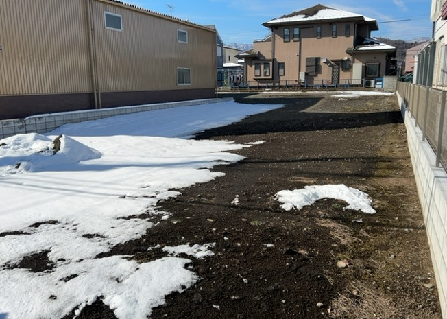 【外観】 | 土地の形が極端に長細かったり、狭小地、あるいは道路との高低差がある傾斜地だった場合、後々売ろうとしても買い手がつかない場合もあります。後々、売却することになった時に価値の下がらない土地を選びましょう。