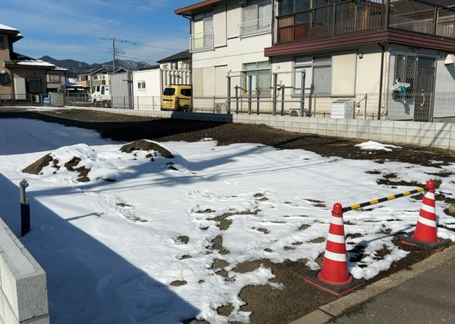 【外観】 | 土地を買う際、住む地域の自治体や福祉の補助制度にも注目してみましょう。子供や老人の医療補助やゴミ出しのルールなど、自治体によってルールに大きな違いがあるため、暮らしやすい土地で判断するとよいでしょう。