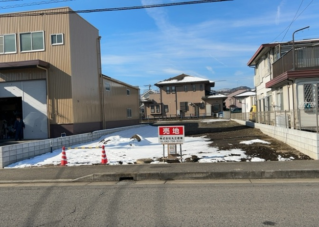 【外観】 | 現地に行くなら、物件の周囲の地形がどうなっているかを見ることも大切です。周辺より低くなっている土地では、大雨などで水が集まりやすいため、地盤が弱くなっているということも考えられるため、注意が必要です。