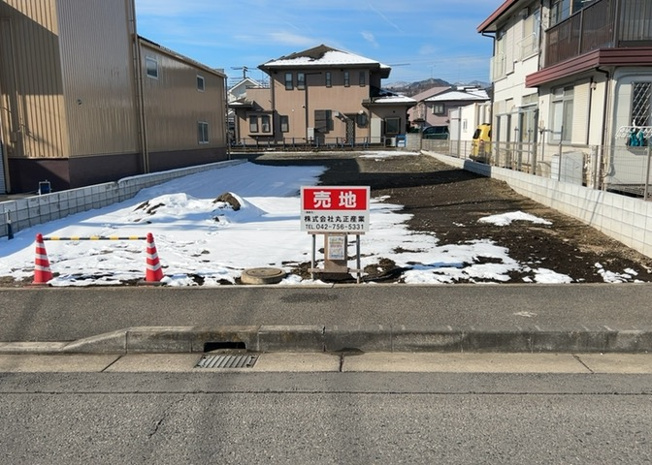 【外観】 | 隣家の土地はどうなっているのか、生活利便施設が近くにあるのか、学校まで近いかなど、お客様のライフスタイルにあわせたイメージが重要です。また、近くにあると困る施設が近くにないかも確認するといいでしょう。