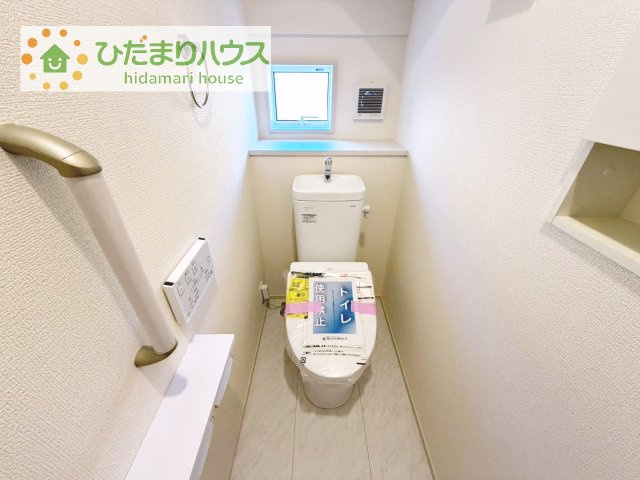 【トイレ】 | 土浦市天川2丁目5期　新築戸建 | 小窓が付いているので、トイレも明るい空間になっております♪