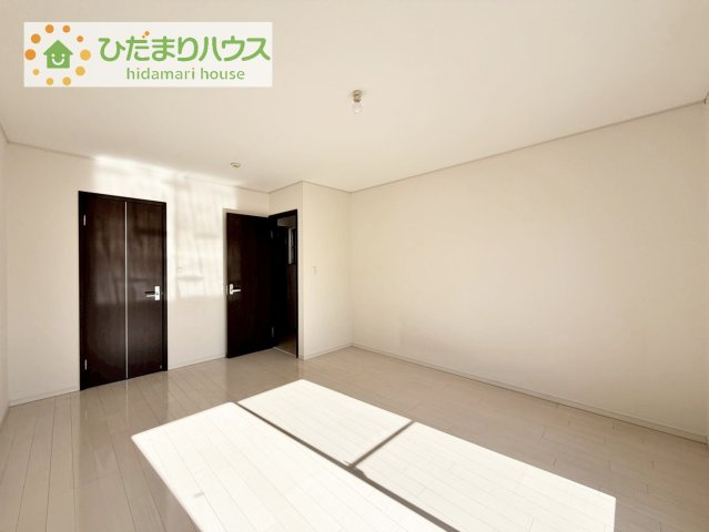 【寝室】 | 取手市紫水3丁目　中古戸建 | バルコニーに面している洋室は、主寝室にどうぞ(^^)/