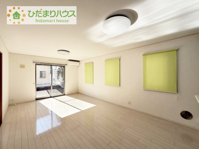 【居間・リビング】 | 取手市紫水3丁目　中古戸建 | お子様が元気に遊べる広々としたリビングです！