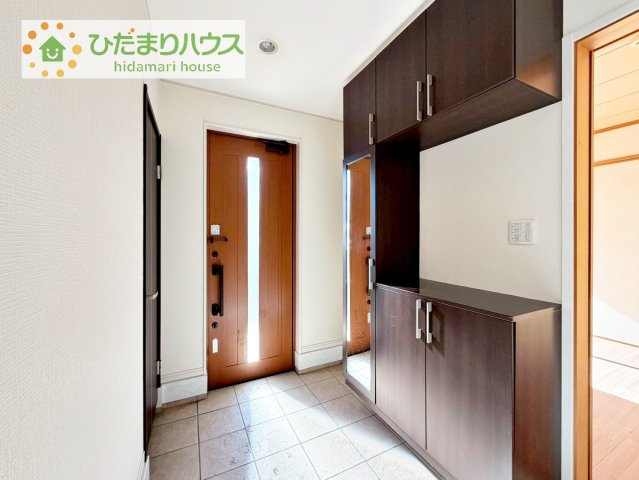 【玄関】 | 取手市紫水3丁目　中古戸建 | スニーカーマニアも納得の天井まであるシューズボックス!(^^)!