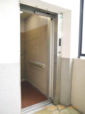 【その他共用部分】 | ライオンズヴィアーレ成増 | 階段移動の手間を省く現代の必需設備です。