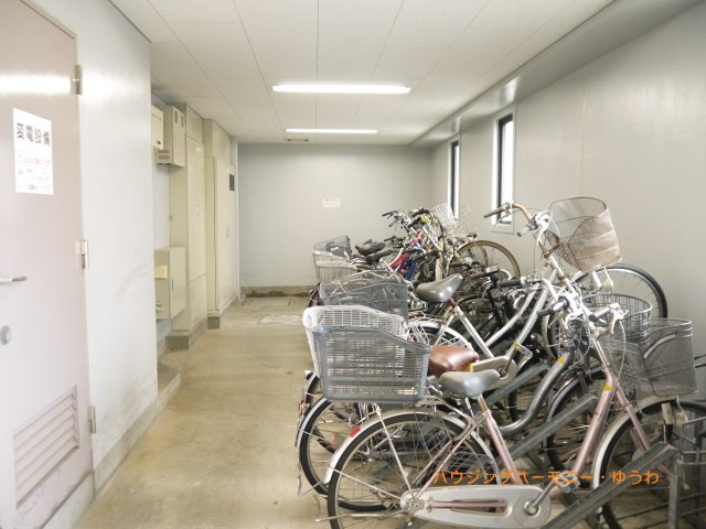 【駐輪場】 | ライオンズヴィアーレ成増 | 屋根付きの駐輪場となっていますので、雨の日でも大切な自転車が濡れずに済みます。