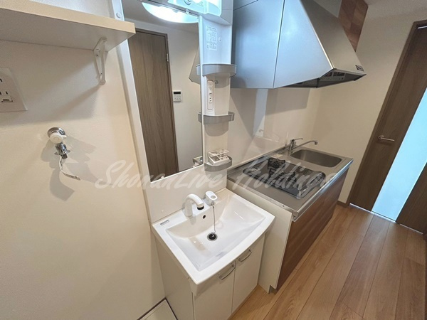 アザーレ・バモス藤沢本町の洗面所|独立シャワー付洗面台♪