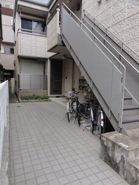 ヒルズ一番館のエントランス|アプローチ