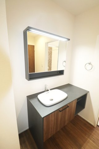 郡山市亀田2丁目第2　　　２号棟　　　桑野小学校、郡山第６中学区　の玄関|※同社施工例