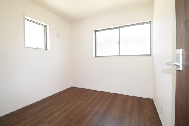 郡山市亀田2丁目第2　　　２号棟　　　桑野小学校、郡山第６中学区　の洋室|※同社施工例