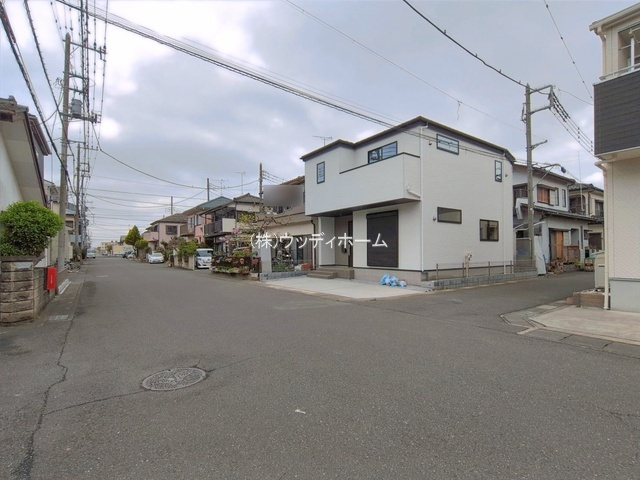 越谷市南荻島1期　新築一戸建ての前面道路含む現地写真