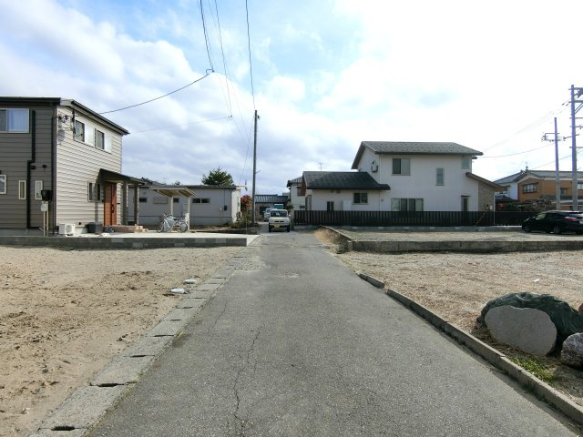 新潟市西区善久の前面道路含む現地写真