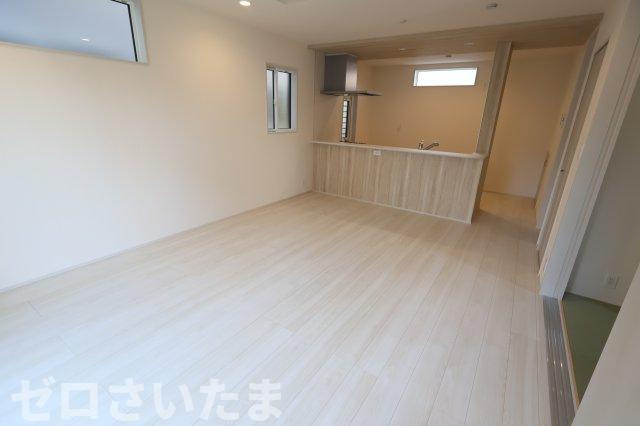 《仲介手数料無料》上尾市大字原市1780-12新築一戸建てブルーミングガーデンの居間・リビング