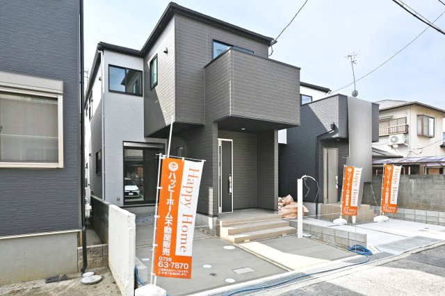 テラシエ松ケ丘2丁目新築一戸建て│4LDK+駐車駐輪の外観|2号棟現地外観写真です。
現在順調に建築中です。
