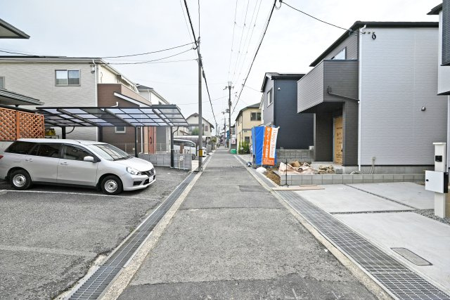 テラシエ松ケ丘2丁目新築一戸建て│4LDK+駐車駐輪の前面道路含む現地写真|前面道路は北側に約4ｍ幅です。