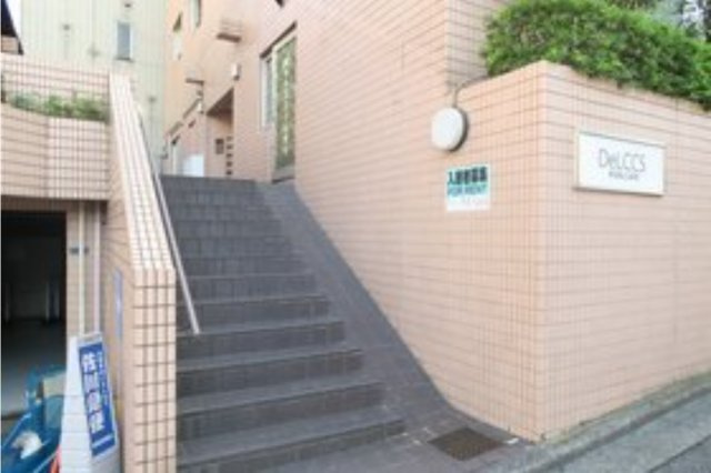 ＤｅＬＣＣＳ神楽坂五軒町のエントランス|外階段