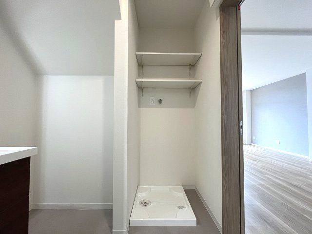 南区氷室町　売戸建のその他|洗濯機置き場には備えつけの棚もありスッキリ片付きます♪