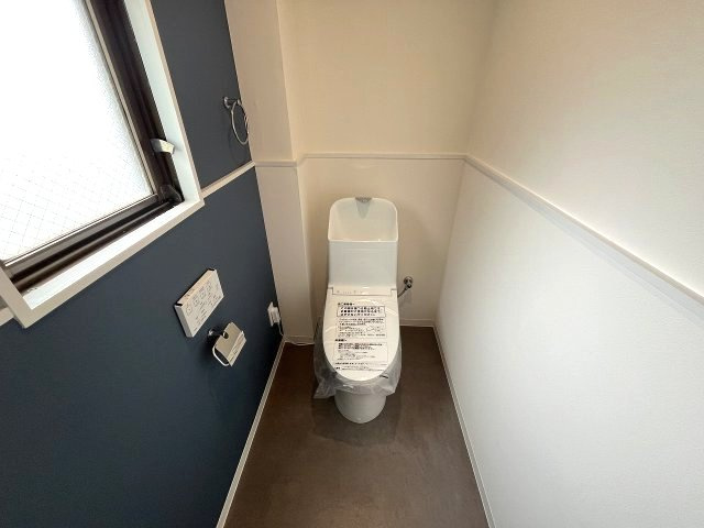 南区氷室町　売戸建のトイレ|空気の換気と窓からの光の明るさに配慮した清潔感のあるトイレ