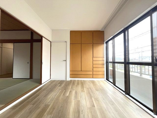 南区氷室町　売戸建の洋室|収納スペースを確保しつつ広さも確保された洋室です。
