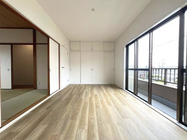 南区氷室町　売戸建の洋室|無駄を省いたシンプルなデザインは自由なレイアウトを可能にします。