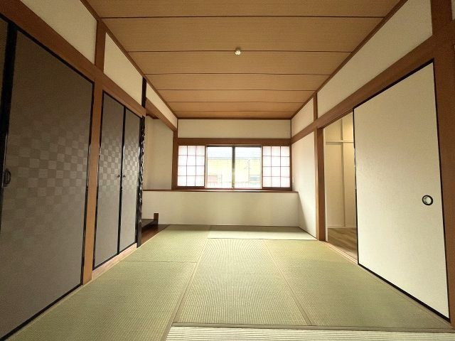 南区氷室町　売戸建の和室|落ち着いた雰囲気の和室は障子から柔らかい光が差し込み心が安らぎます。