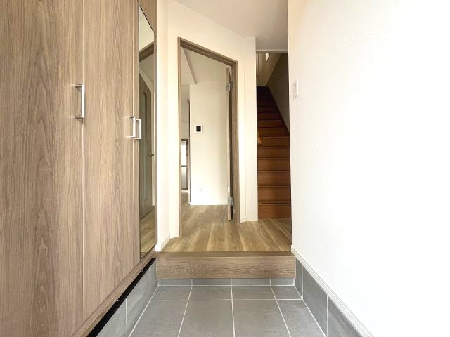 南区氷室町　売戸建の玄関|収納が完備されているのでご家族の靴がスッキリ片付きます。