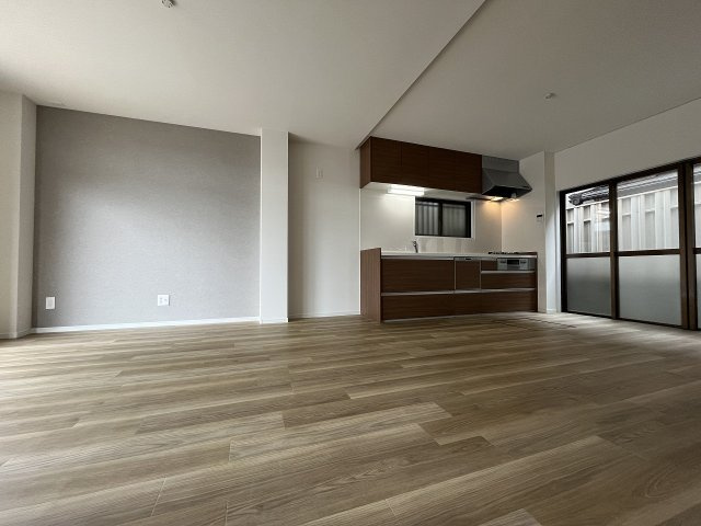 南区氷室町　売戸建の居間・リビング|落ち着いた色合いのフローリングとどんなインテリアにも合わせやすいシンプルな壁面。