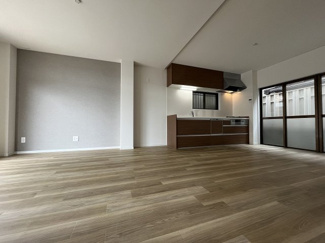 【居間・リビング】 | 南区氷室町　売戸建 | 落ち着いた色合いのフローリングとどんなインテリアにも合わせやすいシンプルな壁面。