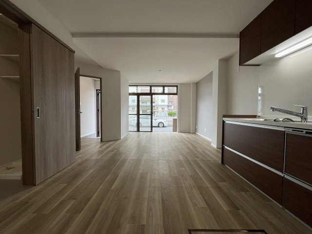 南区氷室町　売戸建の居間・リビング|南向きにつき陽当り良好！