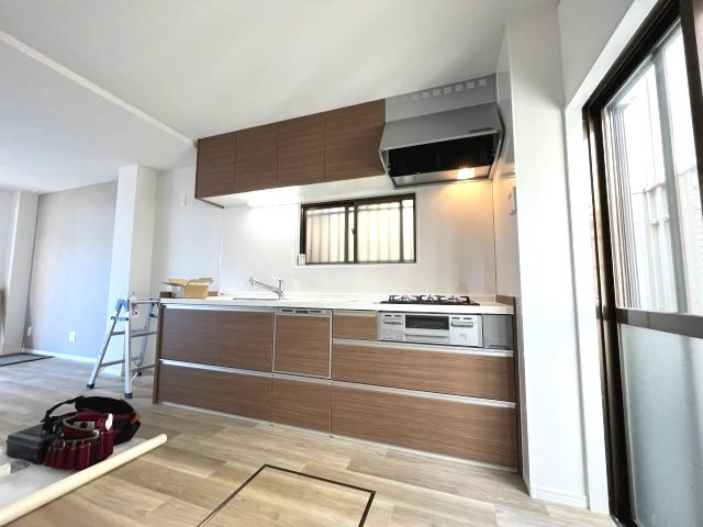 南区氷室町　売戸建の居間・リビング|★コンビニ・スーパーが徒歩圏内と生活環境良好です！