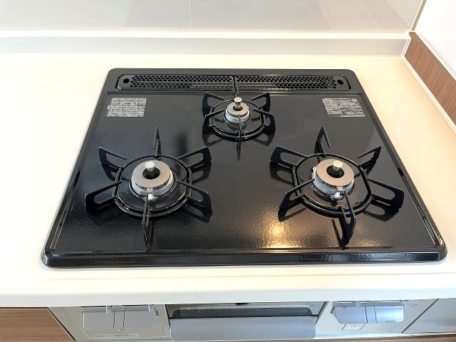 南区氷室町　売戸建のその他|同時調理が可能な3口コンロで時短クッキングもラクラク。
