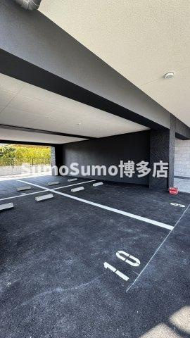 CRESCENT六本松南の駐車場