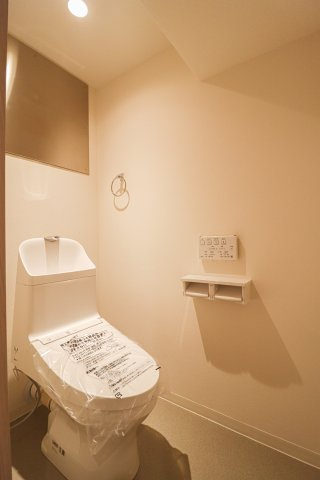 【ReDream】嵐山ロイアルハイツのトイレ|壁リモコンで両サイドがスッキリとしており、多彩な機能付で清潔なトイレ空間に！
