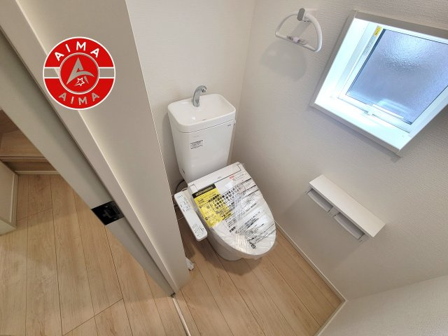 大野城市平野台1丁目第7-2棟（1号棟）のトイレ|トイレ・ウォシュレット付。快適で衛生的な洗浄機能付温水シャワートイレです。収納や手すりもついてます。