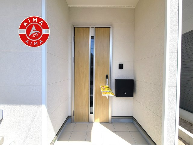 大野城市平野台1丁目第7-2棟（1号棟）の玄関|地盤調査済 / 玄関へ向かうまでのアプローチに漂う上質が期待感をもたせます。玄関は建物の顔。落着きを醸し出した自己主張が心に訴えてきます。