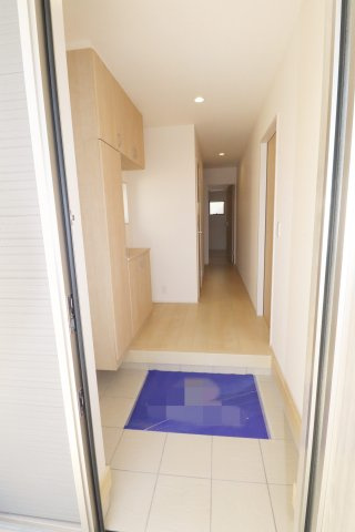 郡山市亀田2丁目第2　　　３号棟　　　桑野小学校、郡山第６中学区　の玄関|※同社施工例