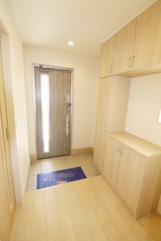 郡山市亀田2丁目第2　　　３号棟　　　桑野小学校、郡山第６中学区　の玄関|※同社施工例