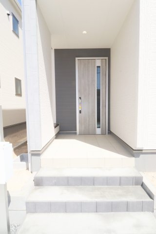 郡山市亀田2丁目第2　　　３号棟　　　桑野小学校、郡山第６中学区　の玄関