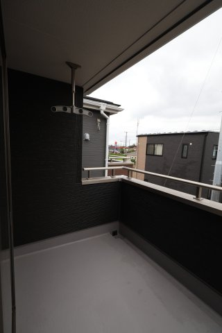 《仲介手数料無料》岩槻区上野１丁目19-1新築一戸建てリーブルガーデンのバルコニー|雨の日でも安心なインナーバルコニー