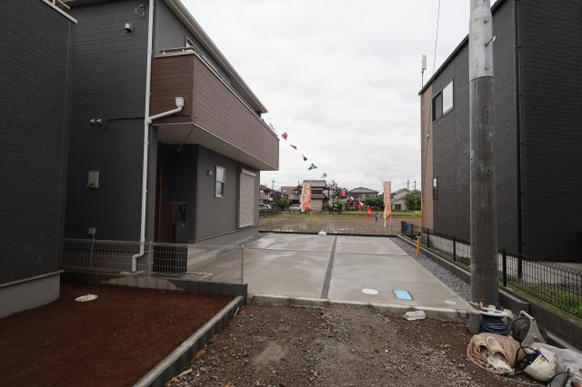 《仲介手数料無料》岩槻区上野１丁目19-1新築一戸建てリーブルガーデンの外観|通り抜けできない道路に面しています(どん突き)