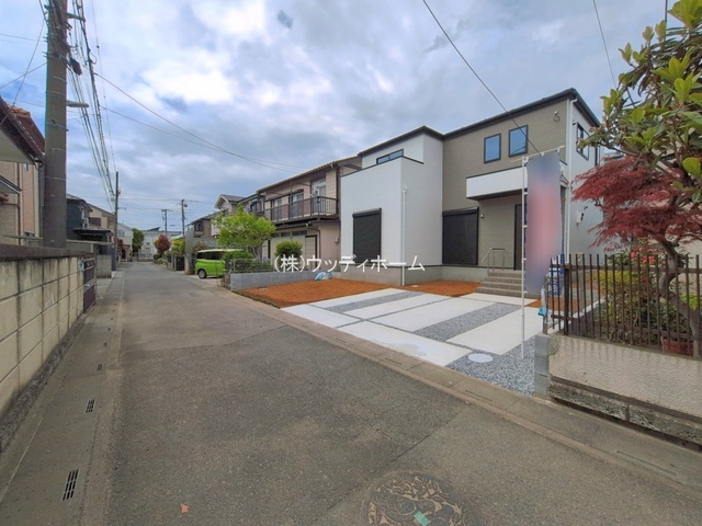 越谷市弥栄町5期　新築一戸建ての前面道路含む現地写真