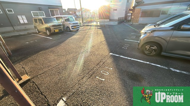 レジュート堀部ハイツの駐車場