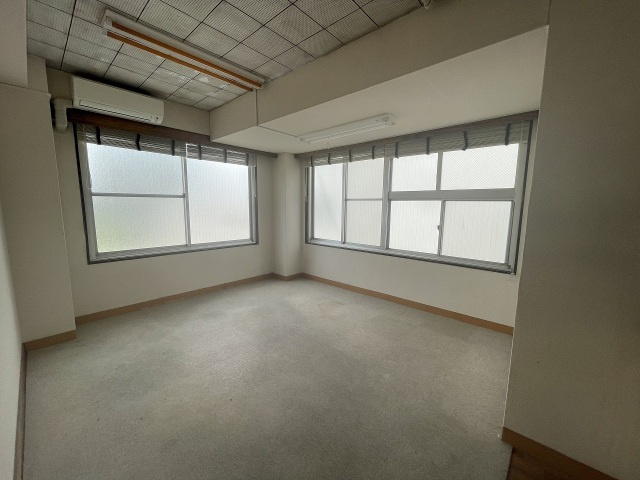 新興ビルの内装