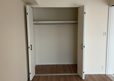 【収納】 | グランセリーナ | デザイン性を重視しすぎて収納が少なかった！なんてことにならないため、事前に現地で収納の数を確認しておくことをお勧めします。クローゼット以外にも床下収納や屋根裏収納、パントリーなどもチェックしましょう。