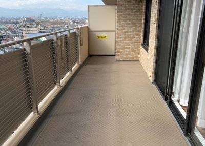 【バルコニー】 | グランセリーナ | バルコニーは、室外の専用スペースのうち、「屋根がなく開放された空間」であるものを指します。ベランダより広いタイプのものが多く、日当たりもよいため家庭菜園などを楽しみたい人にとって適した環境となります。