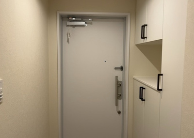 【玄関】 | グランセリーナ | 玄関は家の顔でもあり、家族以外の目にも止まる場所です。玄関は外との間を仕切る扉、靴などをしまっておく収納スペース、靴脱ぎのたたきスペース、来客とのやり取りをするドアホンなど複数のアイテムからなります。