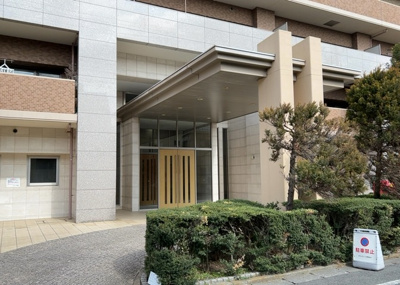 【エントランス】 | グランセリーナ | マンションのエントランスには、もともと風よけや防犯の役割がありますが、マンションによって宅配ボックスなどの設備が備わっている所もあります。日々の生活をイメージしながら生活しやすさをチェックしましょう。